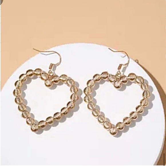 NWT- Pearl Love Heart Hook Drop Earrings - Picture 3 of 5